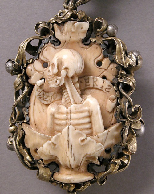 asylum-art:  Rosary of skulls and faces: This early 16th century Rosary, ca. 1500–1525  