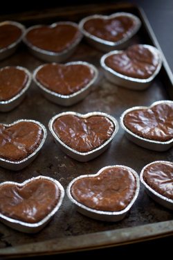 fooderific:  find more mouthwatering treats and recipes here!  Chocolate cupcakes! Omg!