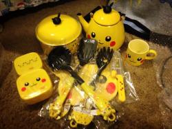 shy-town:  PIKACHU COOKING SET GIVEAWAY!~ Okay so I got two of these sets and I have no use for the other one so I thought I should do a tumblr giveaway. This set is kinda rare and cost a lot of money. So this is kinda a life time chance here people.