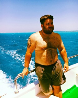 gavinqueen23:Another Throwback! Red Sea 2016. Since then I’ve got a lot more solid. #ohcaptainmycaptain #hellosailor #bearsofinstagram #thankful #captainbirdseye #yourgonnaneedabiggerboat #😂 #morehair #morebeard #moretummy