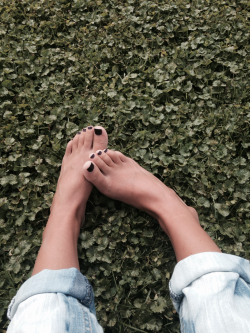 mylovelyf33t:  Grass tickles 😊