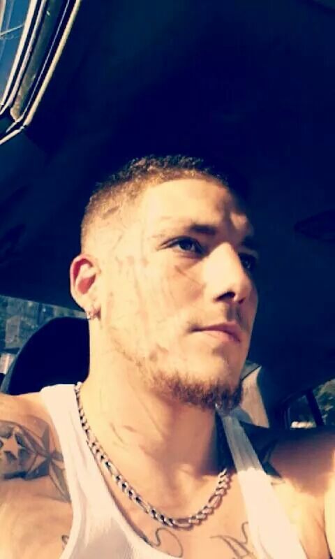 stopnodontstop:  realmenstink:  DIRTY BLUE COLLAR STUD IN BEATER !!!   Straight.