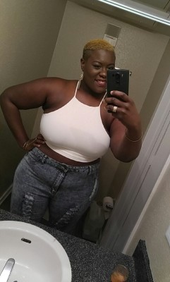 sunnyjaylite:  I heard it was big girl appreciation day 💛💛   5'6&quot;  250+lbs  size 16/18 