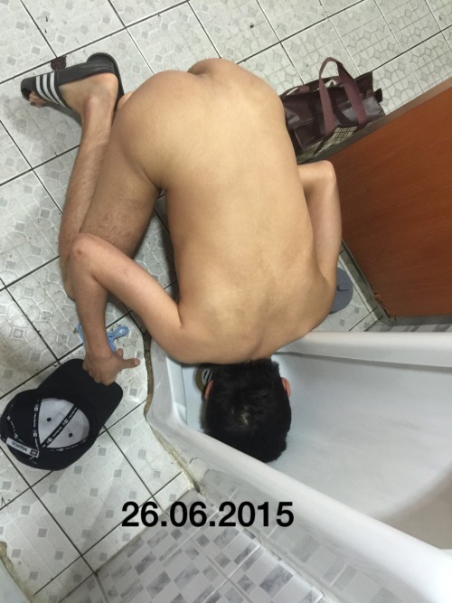 gayyhko26: 촬영일 : 27/06/2015/새벽 장소 : 공원 화장실 더티(골든스핏위주) 좋아하긴 하는데 야노 하면서 공중화장실 소변기 핥는건 처음..ㅋ 야동으로 보거나 상