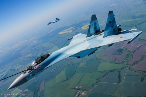 planesawesome:   The Su-35 refuelling in