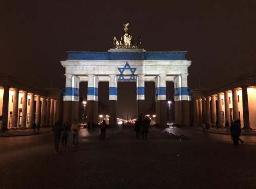 allthingsgerman: Berlin’s Brandenburg Gate lights up in solidarity with Israeli terror victims