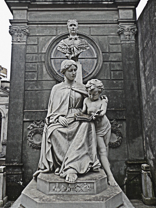 Algunas fotos que saqué en el Cementerio de la Recoleta / Some pictures I took at La Recoleta Cemete