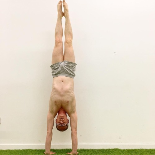 matthewgoughyoga:Going upsidedown! The #handstand adventure continues. My thanks to @glamtastico for