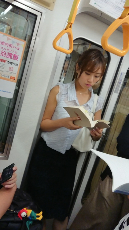 ys3sei: このおねいさん、めっちゃうまそう♂️⤴️気付かなくて接近出来なかった これは帰り道をエスコートしたいメスですね 部屋に入るタイミングで後ろから… まずは無防備なワキマンコ