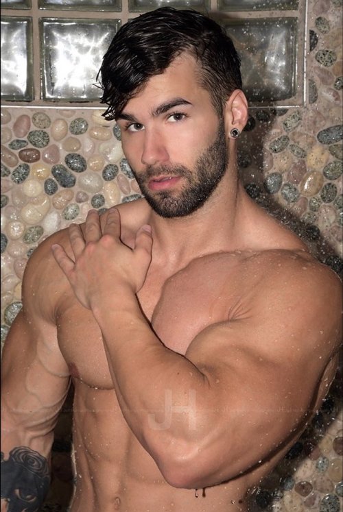 rippedmusclejock: Wanna have a shower with me? It has a lot of benefits!