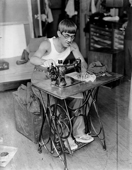 zoebalthus:Léonard Foujita à la machine à coudre – Paris – 1928  © André KertészUn des héros de “Par