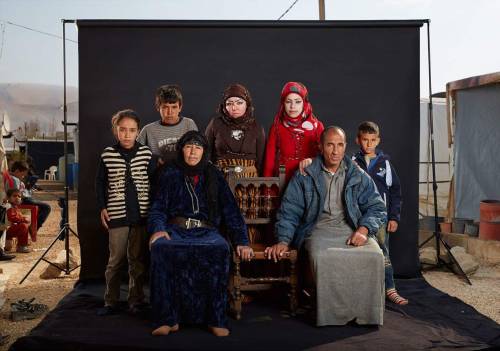 it-so-long-life: صحفي بريطاني يعمل على مشروع تصوير العائلات السورية اللاجئه ويترك مكان الشخص المفقود