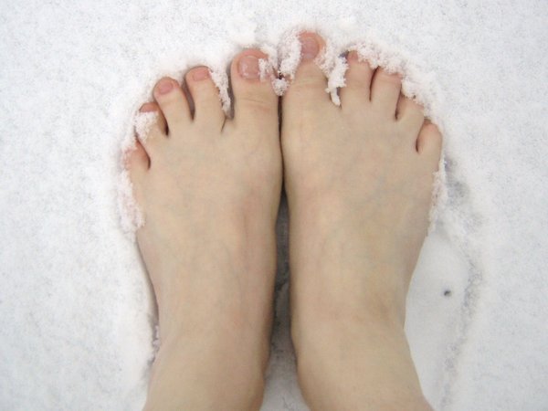 punkyprncss:  Someone also wanted to see some snow toes :)  This makes me happy!