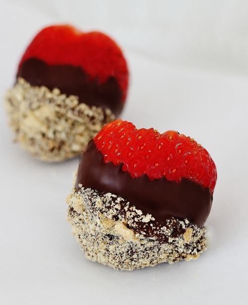 thecakebar:  Strawberry Cheesecake Bites (Cheesecake Stuffed Strawberries)
