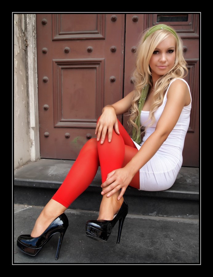 She knows how to wear leggings.