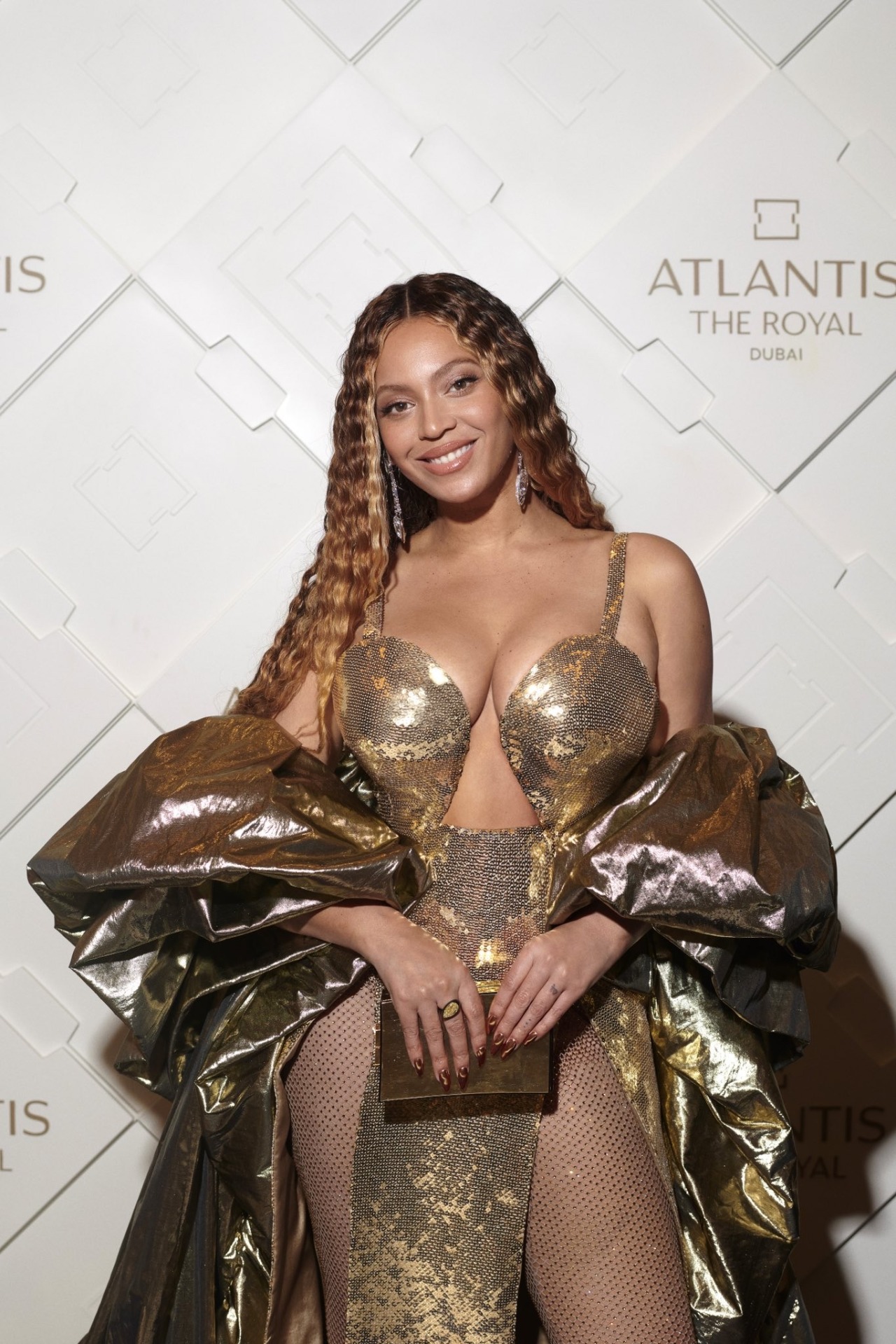 cosmicanger:Beyoncé attends the opening of Atlantis The Royal Grand in Dubai ✨