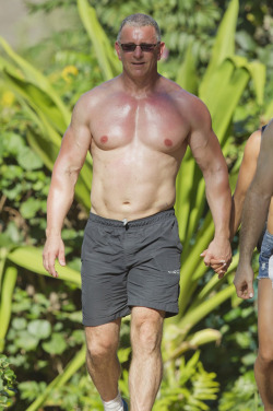 shirtlessmalecelebs:  Robert Irvine