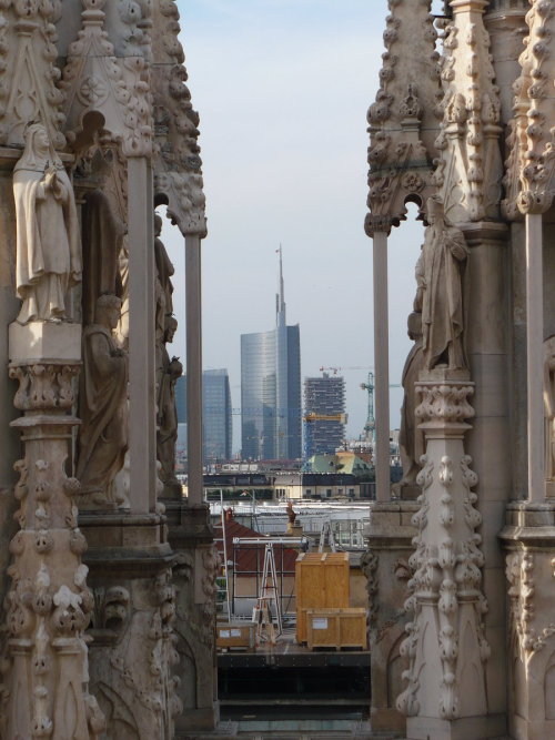 Old and New by MichSur I nuovi grattacieli milanesi visti dalle guglie del Duomo