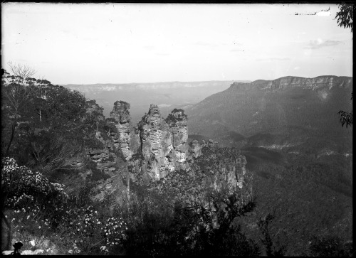 The Three Sisters at Blue Mountains National Park (Australia, c. 1950).  Mount Solitary (Korowal) is