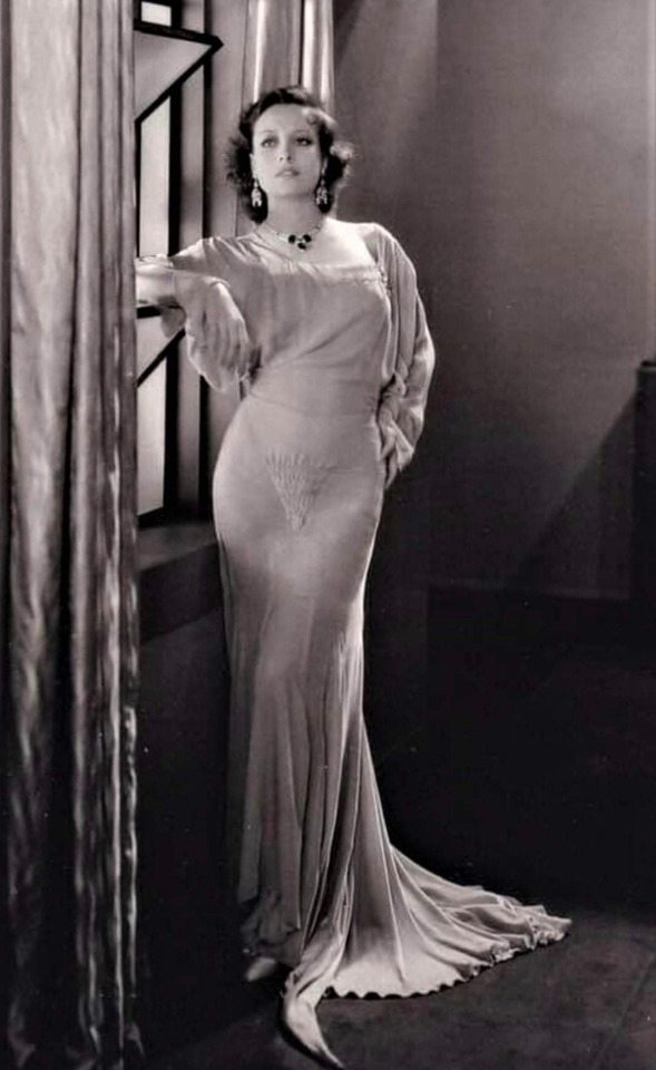Joan Crawford (1935) - wearing a gown designed by Adrian ?⚘