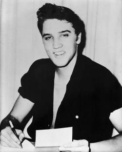 fireeyes-elvis:  idahouniverse:  Loove him so much!Elvis giving autographs  im in love with this photo 