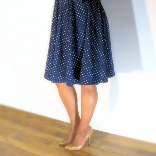 Which type of dresses/skirts do you like best? Loose and flirty like this dress or ones that hug the