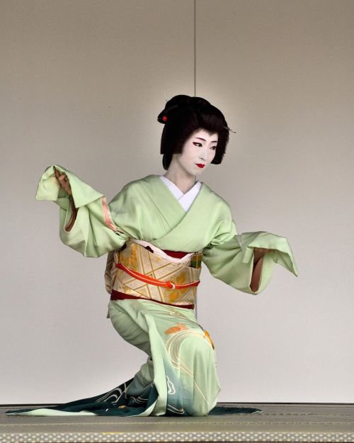 umeno-okiya: Enyukai stage: Geiko Umeha of Kamishichiken(SOURCE)