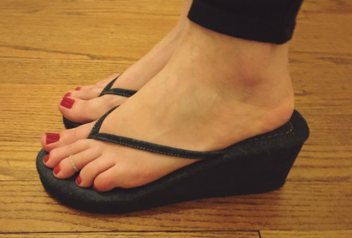 Porn reps900:  Feet in flip flops  #Feet #toes photos