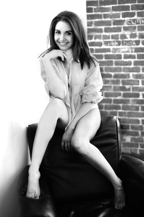 legs-tights-celebsfap:Alison BrieRESTEZ A LA MAISON …et gardez le sourire …STAY HOME …… And k