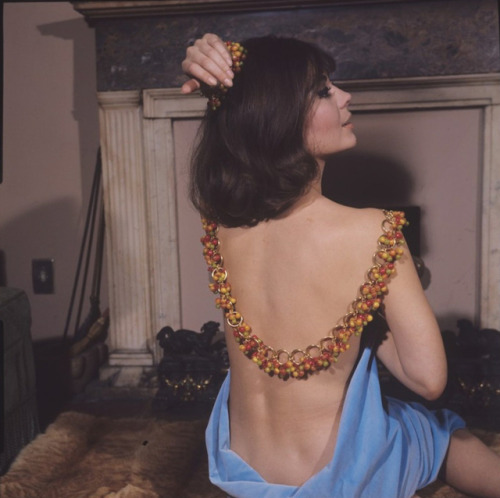 unabashedartisanuniversityland: dylanbsas: Natalie Wood - 1964  What a shame she had to die so young