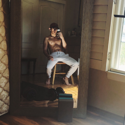 thighslikeuncookedchicken-deact:leggo