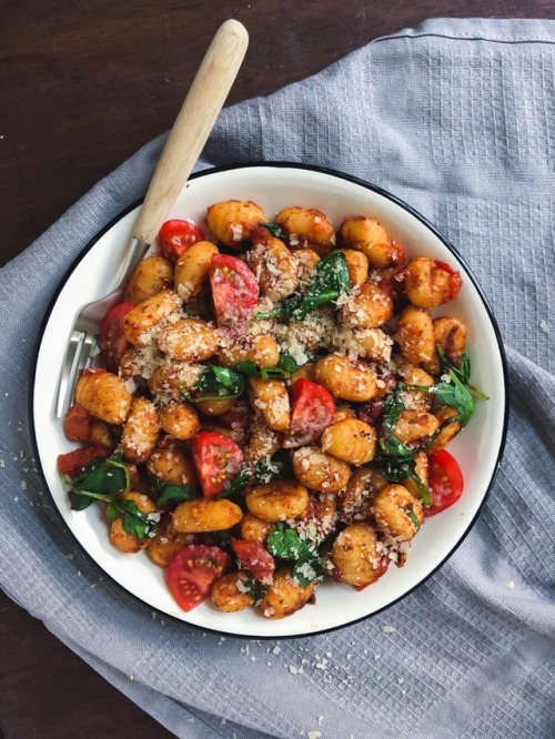 aspoonfuloflissi:Gnocchi with tomato sauce, spinach, herbs and nutritional yeast (Insta: aspoonfulof