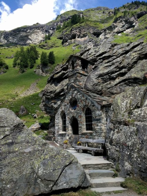 sixpenceee: Church carved inside a rock in Austria 