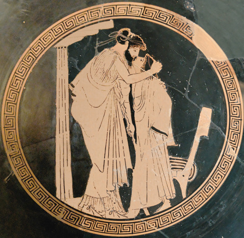 lionofchaeronea:An erastes and eromenos share a kiss.  Tondo of an Attic red-figure cup, attrib