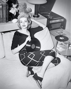 damsellover:  Kathleen Hughes spinning some tunes. 