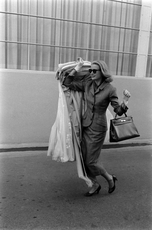 surrenderthepink:  voxsart:  Black Fridays.Grace Kelly, on her last day in Hollywood, 1956.  Her Hermes bag 👀