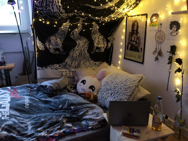 Featured image of post Edgy Grunge Bedroom : 3.oaint walls dark colors ex.