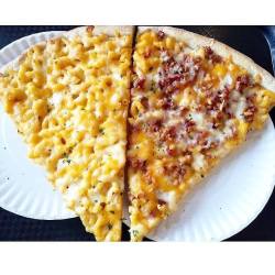 yummyfoooooood:  Mac &amp; Cheese Pizza And Mac &amp; Cheese Bacon Pizza