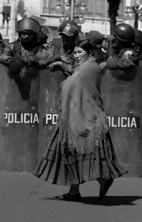 arzzuuu:  sözlerden yada mimiklerden öte bir şeyler kalacak bizden,özgürlük arzusubu bulaşıcı tutkudur işte…. Gioconda Belli Görsel : Mexican Woman - Mexican Revolution 