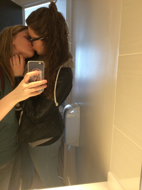 Porn Pics lipstick-lesbian:  ♀♡♀ 