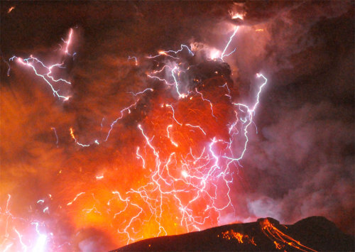 spaceplasma:Dirty ThunderstormsA dirty thunderstorm (also, Volcanic lightning) is a weather phenomen