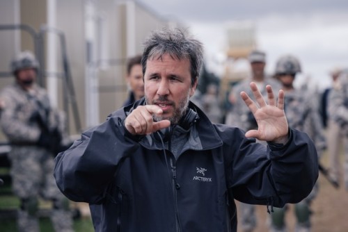  Denis Villeneuve with Amy Adams, Jeremy Renner and others while filming Arrival (2016)