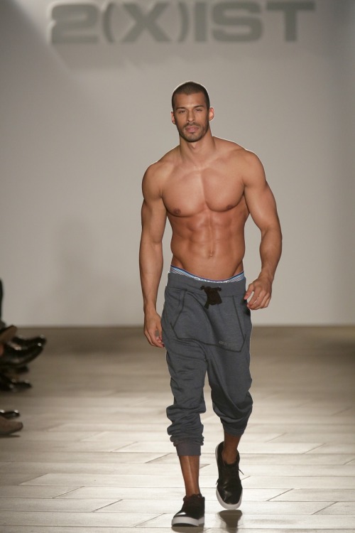 thekingdomblog:  2(x)ist - Spring/Summer 2014 via Fashionisto.  Stay connected. Subscribe to TheKingdomBlog 