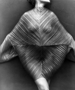 Taishou-Kun:  Oeus:  Wrapped Torso, Los Angeles, 1989Herb Rittsdress By Issey Miyake