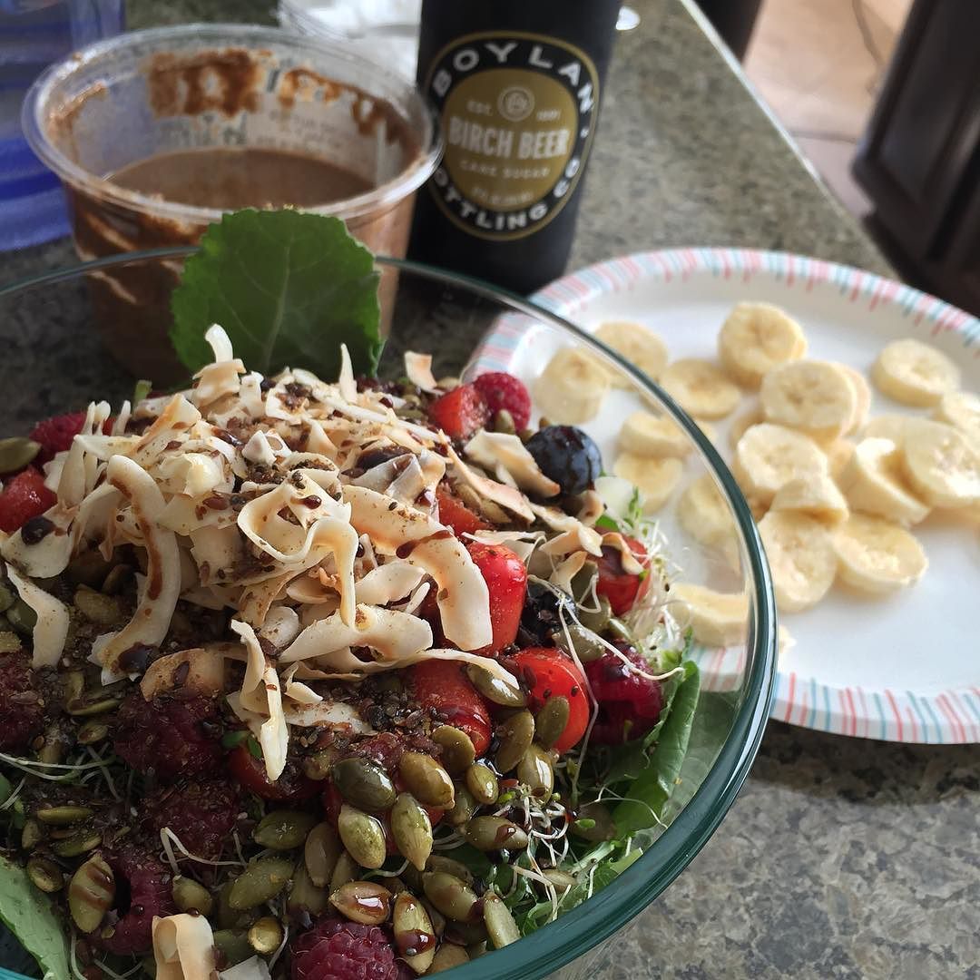 Bomb ass #vegan lunch💜 Kale salad, alfalfa sprouts, raspberries, cherry tomatoes,