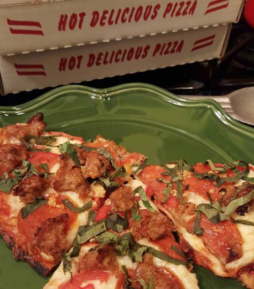 #legday = #pizzanight #pizza Yes Ma'am #yummy #yum #gym #fitness #food #eat #nomnom #weightlifting (at