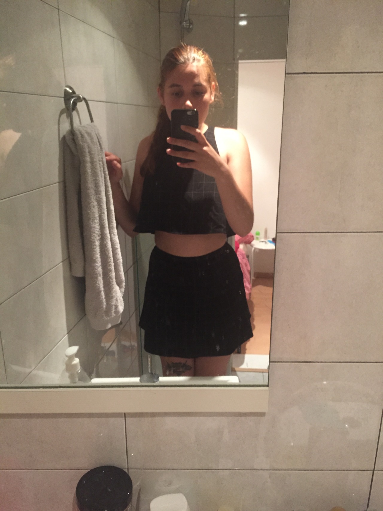nakedpersephone:  The super lovely argyrials tagged me to post 6 selfies! So, ✨thank
