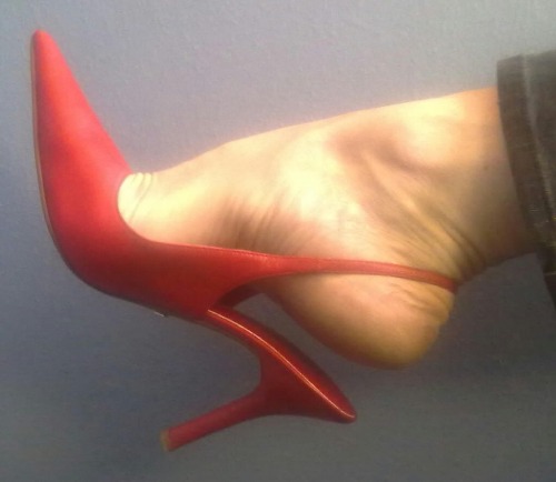 love4heels:  Very sexy red high heel slingbacks