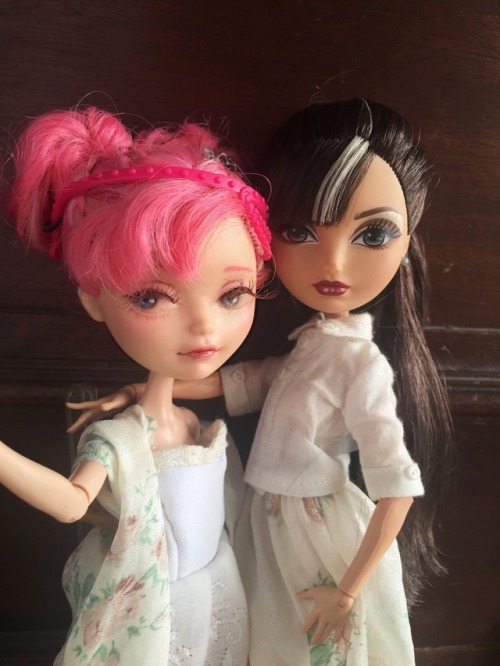 @oki-doll and i have matching print/style for our dolls! ^^ Hence we have a style together look for 