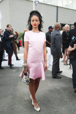 rihannalb:  Rihanna at ”Dior” Fashion